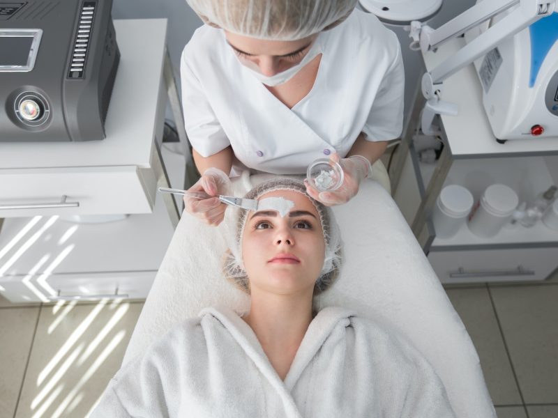 Çekmeköy Masaj Salonu 25 face-peeling-mask-spa-beauty-treatment-skincare-woman-getting-facial-care-by-beautician-at-spa.jpg